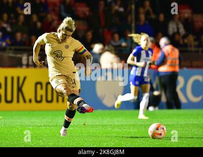 Crawley, Regno Unito. 23rd Ott 2022. Millie Bright of Chelsea durante la partita della fa Women's Super League tra le donne di Brighton e Hove Albion e il Chelsea LFC al People's Pension Stadium il 23rd 2022 ottobre a Crawley, Regno Unito. (Foto di Jeff Mood/phcimages.com) Credit: PHC Images/Alamy Live News Foto Stock