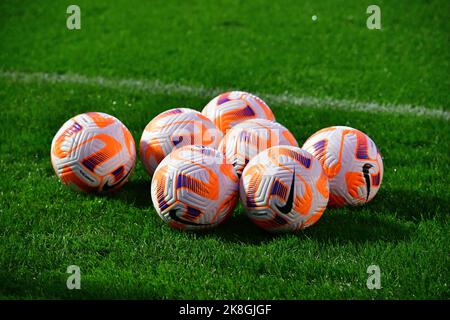 Crawley, Regno Unito. 23rd Ott 2022. Le palle sono pronte per la partita della fa Women's Super League tra Brighton & Hove Albion Women e Chelsea LFC al People's Pension Stadium il 23rd 2022 ottobre a Crawley, Regno Unito. (Foto di Jeff Mood/phcimages.com) Credit: PHC Images/Alamy Live News Foto Stock