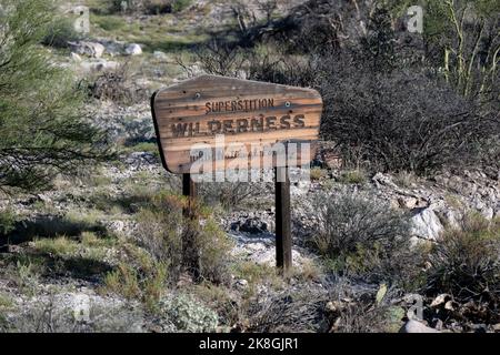 Un segno di legno bruciato per la Superstition Wilderness all'interno della Tonto National Forest Foto Stock