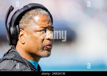 Charlotte, North Carolina, Stati Uniti. 23rd Ott 2022. Carolina Panthers capo allenatore Steve Wilks durante il terzo trimestre della NFL matchup a Charlotte, NC. (Scott Kinser/Cal Sport Media). Credit: csm/Alamy Live News Foto Stock