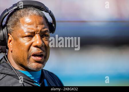 Charlotte, North Carolina, Stati Uniti. 23rd Ott 2022. Carolina Panthers capo allenatore Steve Wilks durante il terzo trimestre della NFL matchup a Charlotte, NC. (Scott Kinser/Cal Sport Media). Credit: csm/Alamy Live News Foto Stock