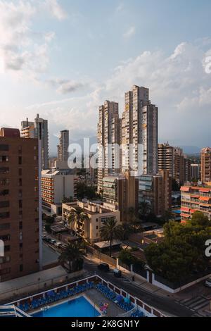 Vista sui droni dei moderni edifici di appartamenti situati contro il cielo blu nuvoloso di giorno in città Foto Stock