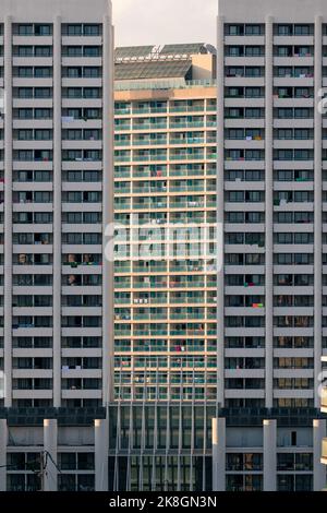 Alti edifici con balconi e finestre situati sulla strada della città moderna di giorno Foto Stock