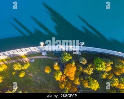 Parete ad arco in muratura della diga di Mseno dall'alto Foto Stock