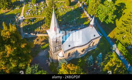 Chiesa cattolica rurale dall'alto Foto Stock