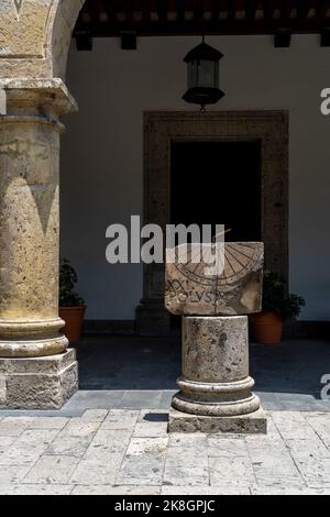 colonne greche e una meridiana all'interno di un edificio, il messico guadalajara Foto Stock