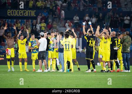 Valencia, Spagna, 23 ottobre 2022. I giocatori di Villarreal dopo la partita spagnola la Liga Santander tra Villarreal CF e UD Almeria allo stadio Ciutat de Valencia. Foto di Jose Miguel Fernandez /Alamy Live News ) Foto Stock