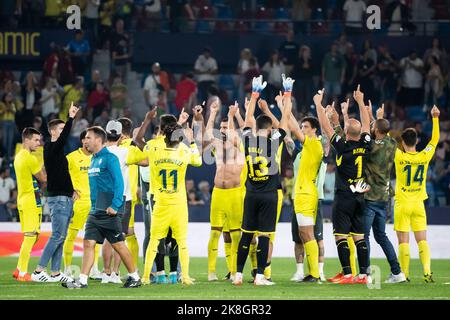 Valencia, Spagna, 23 ottobre 2022. I giocatori di Villarreal dopo la partita spagnola la Liga Santander tra Villarreal CF e UD Almeria allo stadio Ciutat de Valencia. Foto di Jose Miguel Fernandez /Alamy Live News ) Foto Stock