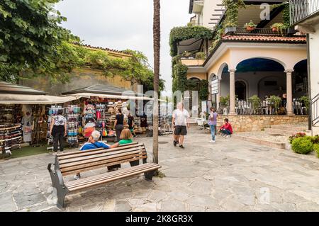 Stresa, Piemonte, Italia - 6 settembre 2022: Centro storico con bar, ristoranti e negozi di Isola Bella o bella Isola, una delle Borromee Foto Stock