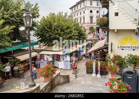 Stresa, Piemonte, Italia - 6 settembre 2022: Centro storico con bar, ristoranti e negozi di Isola Bella o bella Isola, una delle Borromee Foto Stock