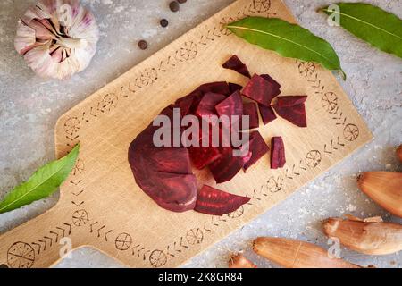 Preparazione di kvass di barbabietole fermentate a fette di barbabietola, aglio, cipolla e spezie Foto Stock