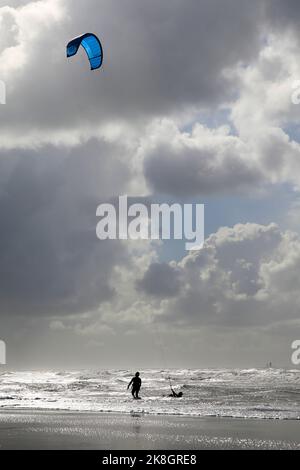 Una donna ottiene kiteboard formazione da un istruttore personale Foto Stock