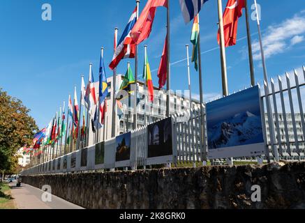 Bandiere che sbattono nel vento di fronte all'UNESCO a Parigi, Francia Foto Stock