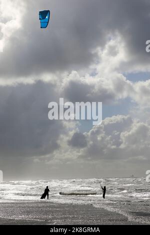 Una donna ottiene kiteboard formazione da un istruttore personale Foto Stock