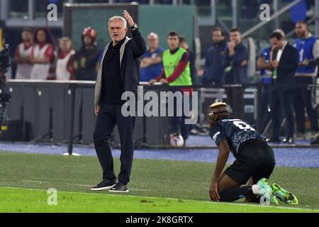 Stadio Olimpico, Roma, Italia. 23rd Ott 2022. Serie A campionato di calcio, Roma contro Napoli ; Roma allenatore Jose Mourinho gesti a Victor Osimhen di SSC Napoli Credit: Action Plus Sports/Alamy Live News Foto Stock