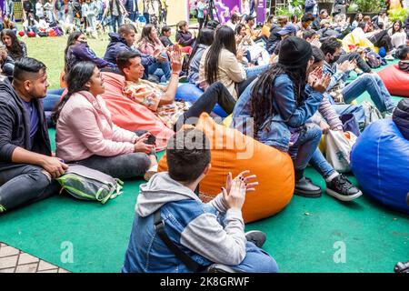 Bogota Colombia,El Chico Parque de la 93 Be Happy Fest,gruppo di pubblico ascolto presentazione altoparlante,teenager teenager teenager teenager giovani giovani,uomo m Foto Stock