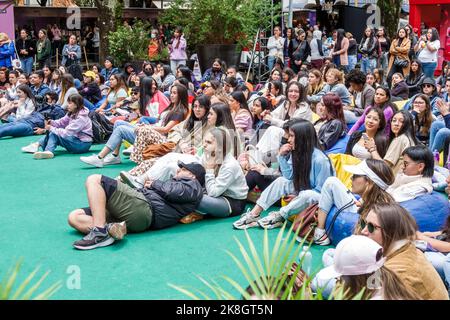 Bogota Colombia,El Chico Parque de la 93 Be Happy Fest,gruppo di pubblico ascolto presentazione altoparlante,teenager teenager teenager teenager giovani giovani,uomo m Foto Stock