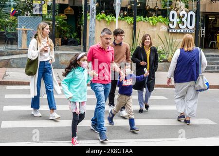 Bogota Colombia, El Chico Calle 93, strada che attraversa tenendo mani famiglia famiglie uomo uomo uomo donna donna donna donna donna femmina, padre genitore bambino bambini ragazza Foto Stock