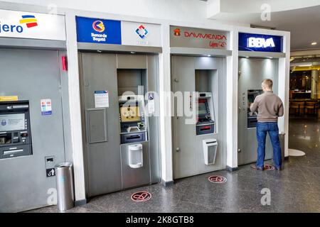 Bogota Colombia,El Chico Calle 93b BBVA cajero Centro Comercial Portobelo ATM,Banco de Bogota Davivienda uomo uomini maschio utilizzando,colombiani Hispa Foto Stock