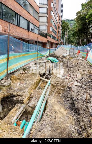 Bogotà Colombia,El Chico Calle 94 in costruzione di lavori di miglioramento del capitale, barriera di sicurezza delle infrastrutture condotte sotterranee, colombiano col Foto Stock