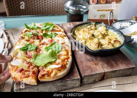 Bogota Colombia, El Chico Calle 94 Karen's Pizza ristorante ristoranti ristoranti ristoranti mangiare fuori informale caffè caffè bistro bistro cibo, pan cauliflower ch Foto Stock