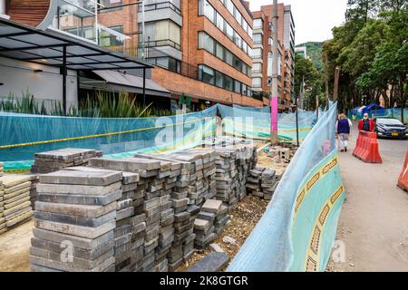 Bogotà Colombia, El Chico Calle 94 in costruzione di lavori di miglioramento del capitale sito, barriera di sicurezza delle infrastrutture pavimentatori impilati, colombiani Hispa Foto Stock