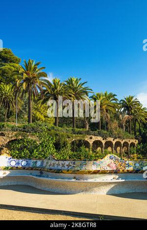 BARCELLONA, SPAGNA - 13 ottobre 2022: Panchina in ceramica nel Parco Guell progettata dal famoso architetto Antoni Gaudi. UNESCO, Sito Patrimonio Mondiale dell'Umanità. Foto Stock