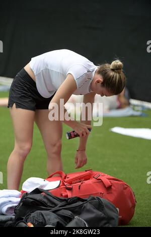 MIAMI GARDENS, FLORIDA - 20 MARZO: Simona Halep applica la protezione solare durante il Miami Open Day 3. Simona Halep è un tennista professionista rumeno. La Women's Tennis Association ha classificato il suo numero mondiale 1 in single in due occasioni separate tra il 2017 e il 2019. Ha raggiunto per la prima volta la classifica n° 1 il 9 ottobre 2017. Nella sua seconda occasione, ha tenuto la classifica per 48 settimane consecutive. Presentato da Itau all'Hard Rock Stadium 20 marzo 2019 a Miami Gardens, Florida People: Simona Halep Credit: Storms Media Group/Alamy Live News Foto Stock