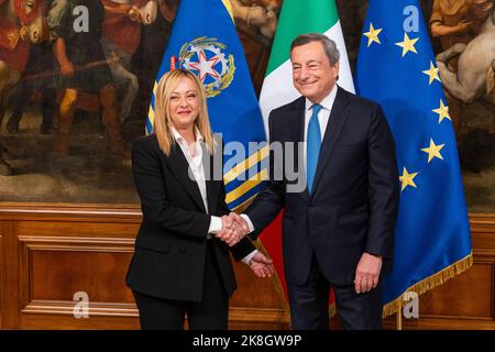 Roma, Italia. 23rd Ott 2022. Il Premier italiano Mario Draghi dà il benvenuto al nuovo Premier Giorgia Meloni, che arriva per la “cerimonia della Campana” a Palazzo Chigi a Roma. La "cerimonia della campana" rappresenta la consegna tra il primo ministro uscente e quello che guiderà il nuovo governo. Giorgia Meloni è anche la prima donna a servire come Premier in Italia. Credit: SOPA Images Limited/Alamy Live News Foto Stock