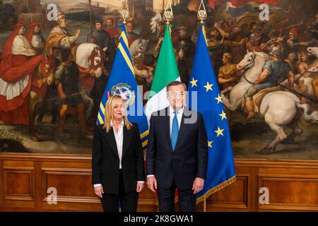 Roma, Italia. 23rd Ott 2022. Il Premier italiano Mario Draghi dà il benvenuto al nuovo Premier Giorgia Meloni, che arriva per la “cerimonia della Campana” a Palazzo Chigi a Roma. La "cerimonia della campana" rappresenta la consegna tra il primo ministro uscente e quello che guiderà il nuovo governo. Giorgia Meloni è anche la prima donna a servire come Premier in Italia. Credit: SOPA Images Limited/Alamy Live News Foto Stock