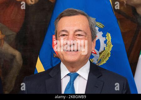 Roma, Italia. 23rd Ott 2022. Il Premier italiano uscente Mario Draghi lascia Chigi Palace dopo la cerimonia di consegna. La "cerimonia della campana" rappresenta la consegna tra il primo ministro uscente e quello che guiderà il nuovo governo. Giorgia Meloni è anche la prima donna a servire come Premier in Italia. Credit: SOPA Images Limited/Alamy Live News Foto Stock