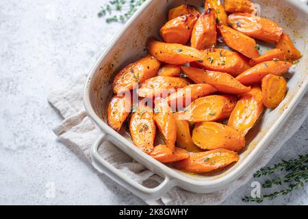 Carote arrostite con coste di miele e glassate Foto Stock