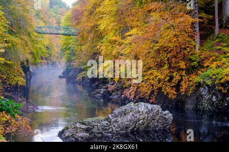 Killiecrankie Bridge in autunno con fogliame colorato Foto Stock