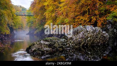 Killiecrankie Bridge in autunno con fogliame colorato Foto Stock