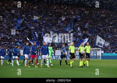 Bergamo, Italia. 23rd Ott 2022. Le squadre entrano in campo durante Atalanta BC vs SS Lazio, calcio italiano Serie A match a Bergamo, Italy, October 23 2022 Credit: Independent Photo Agency/Alamy Live News Foto Stock