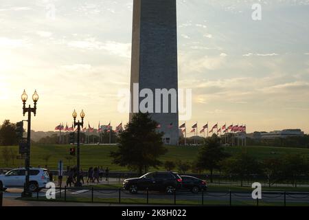 Il Washington Monument è un edificio a forma di obelisco all'interno del National Mall di Washington, D.C., costruito per commemorare George Washington, una volta virgola Foto Stock