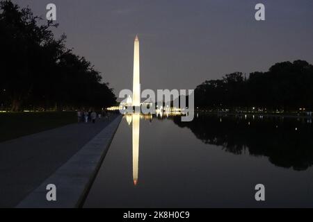 Il Washington Monument è un edificio a forma di obelisco all'interno del National Mall di Washington, D.C., costruito per commemorare George Washington, una volta virgola Foto Stock