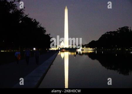 Il Washington Monument è un edificio a forma di obelisco all'interno del National Mall di Washington, D.C., costruito per commemorare George Washington, una volta virgola Foto Stock