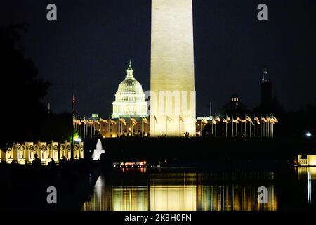 Il Washington Monument è un edificio a forma di obelisco all'interno del National Mall di Washington, D.C., costruito per commemorare George Washington, una volta virgola Foto Stock