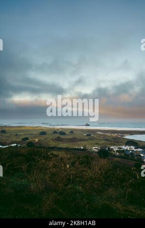 Una splendida vista della Torre la Rocco dalle dune di sabbia del Jersey occidentale che si estendono fino all'estremità meridionale della baia di St Ouen Foto Stock