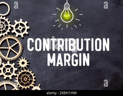 Carta con margine di contribuzione del testo sulla tabella del grafico Foto Stock