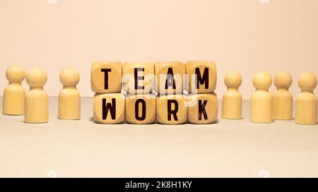Parola DI LAVORO DI SQUADRA scritta su blocco di legno. Foto Stock