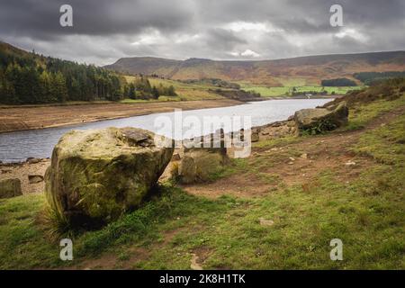 Serbatoio Dovestone si trova alla confluenza delle valli del Greenfield e masticare Brooks, sopra il Villaggio di Greenfield, su Saddleworth Moor in G Foto Stock