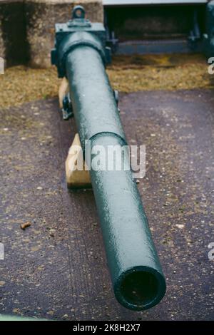 Jersey Island, Channel Island | UK - 2022.01.29: Bunker abbandonato della seconda guerra mondiale sulle scogliere dell'isola in una giornata nuvolosa Foto Stock