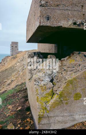 Jersey Island, Channel Island | UK - 2022.01.29: Bunker abbandonato della seconda guerra mondiale sulle scogliere dell'isola in una giornata nuvolosa Foto Stock