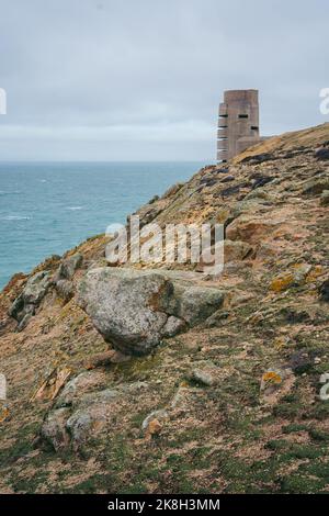 Jersey Island, Channel Island | UK - 2022.01.29: Bunker abbandonato della seconda guerra mondiale sulle scogliere dell'isola in una giornata nuvolosa Foto Stock