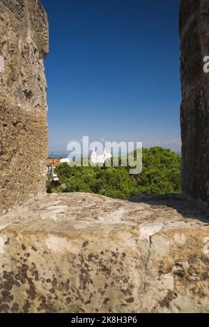 Monastero di San Vincent fuori le mura attraverso un muro di bastioni al Castello di San Jorge, Lisbona, Portogallo. Foto Stock