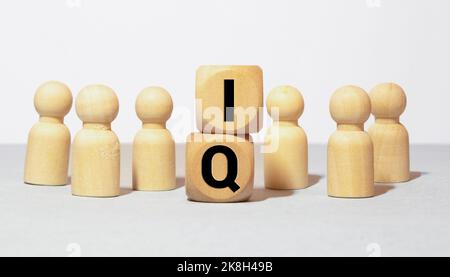 Concetto di parola IQ su cubo di legno. Simbolo di intelligenza. Cervello o background di talenti. Foto Stock