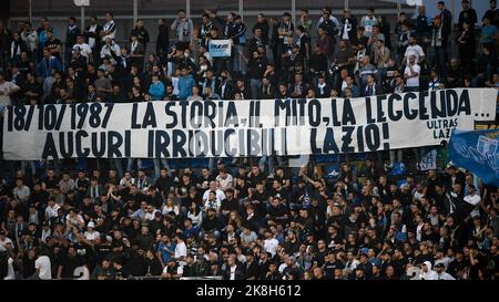 Bergamo, Italia. 23 ottobre 2022. Gli appassionati della SS Lazio mostrano il loro supportodurante la Serie Una partita di calcio tra Atalanta BC e SS Lazio. Credit: Nicolò campo/Alamy Live News Foto Stock