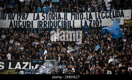 Bergamo, Italia. 23 ottobre 2022. Gli appassionati della SS Lazio mostrano il loro supportodurante la Serie Una partita di calcio tra Atalanta BC e SS Lazio. Credit: Nicolò campo/Alamy Live News Foto Stock